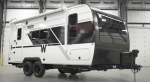 18FBS 2026 года от Winnebago завоевывает популярность среди семейных пар, предпочитающих кемпинг; дороговато по понятным причинам