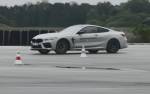 BMW учит нас, как управлять могучим M8