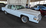 Cadillac Brougham 1990 года, которым никто не управлял, выставлен на аукционе, но это не то, чем кажется
