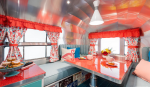 Kitsch-Stream — ретро-гостевой дом Airstream, который перенесет вас в крутые 1950-е годы
