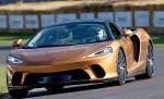 McLaren выстраивается в напряженный год, гонит суперкары