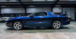 Pontiac Trans Am 2001 года выпуска с небольшим пробегом и номерами, соответствующими LS1, выглядит чистым и аккуратным