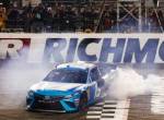Truex Jr. принимает участие в гонке Richmond NASCAR