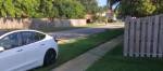 Человек из Флориды паркует свою ночную Теслу на лужайке незнакомца, чтобы украсть электричество