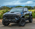 Черная, приподнятая Toyota Tacoma скрывает аппетитные обновления на виду, включая карбоновый капот