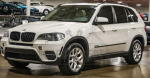 Дилер подержанных автомобилей снижает запрашиваемую цену на BMW X5, внедорожник стоит копейки за доллар
