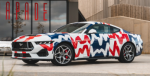 Этот арт-кар Ford Mustang S650 имеет на своем кузове «сердцебиение» всех шести предшественников