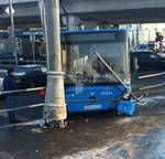 Фото: автобус влетел в столб на юге Москвы