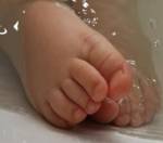 Годовалая девочка утонула в ванне, когда мама упала в обморок