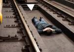 Крепкий сон: Под Бобруйском над спящим на шпалах мужчиной проехал поезд