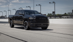 На крыле Ram с двигателем HEMI® изображен символ протеста. Против чего он протестует?