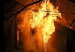 Очевидцы заметили пожар в частном доме на севере Москвы