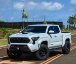 Поднятый N400 Toyota Tacoma TRD Sport выглядит шикарно в белом и черном цветах на 18-х и 33-х колесах