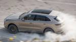 Посмотрите, как внедорожник Porsche Cayenne Turbo S E-Hybrid проходит по шведской трассе
