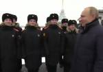 Путин пострелял из пушки в Петропавловской крепости
