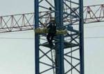 Рука оператора крана чуть не оторвалась при аварии на 300 футов вверх