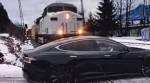 Смотрите, как Tesla сбивает поезд и уезжает: есть загвоздка
