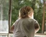 В Пинске 6-летний ребёнок выпал из окна с москитной сеткой