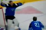 Видео: финский вратарь бросил клюшку в голову американца после игры