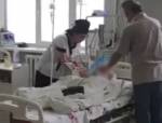 Видео: медики оказывают помощь ребенку, раненному пулей в новогоднюю ночь