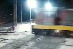 Видео: поезд сбил женщину с ребенком на железнодорожном переезде под Архангельском (18+)