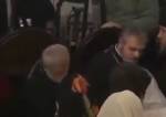 Видео: священник упал в обморок рядом с Порошенко, ожидая подписания томоса