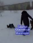 Видео: жительница Саратова накинулась на ребенка из-за сломанного снеговика