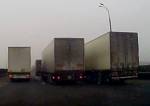 Видеофакт: Три фуры заняли все полосы и притормозили движение на МКАД
