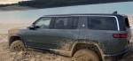 Владелец бросил Rivian R1S на берегу озера после того, как застрял в замерзшей грязи