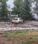Внезапное наводнение превращает дороги в реки, смывает Toyota Prius