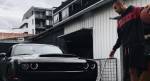 Звезда тенниса Ник Кирджиос Додж Челленджер SRT Demon Smashes Pole